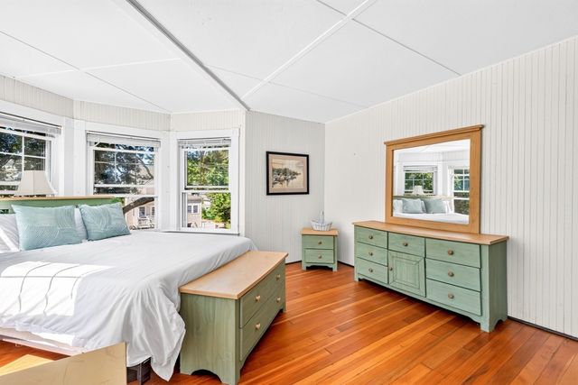 34 Pequossett Ave, Falmouth, MA 02556