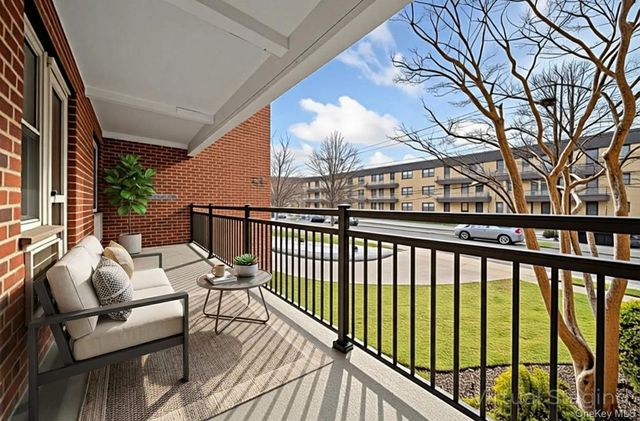 25 Chapel Place 1H, Great Neck, NY 11021