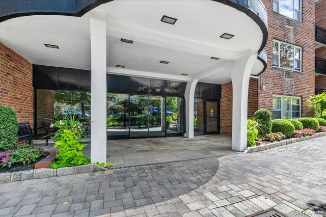 25 Chapel Place 1H, Great Neck, NY 11021