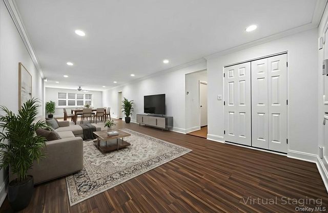 25 Chapel Place 1H, Great Neck, NY 11021