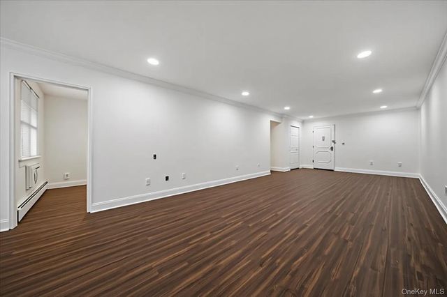 25 Chapel Place 1H, Great Neck, NY 11021