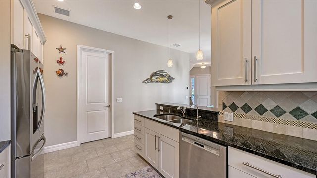 5201 AVENIDA DEL MARE, Sarasota, FL 34242