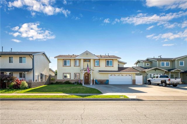 10211 Aqueduct Drive, Cypress, CA 90630