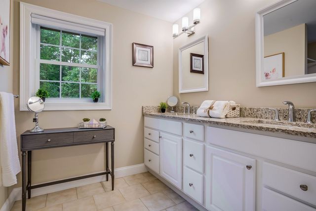 8 Sapling Lane, Sandown, NH 03873