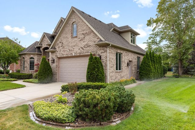 1101 E Cambridge Drive, Schererville, IN 46375