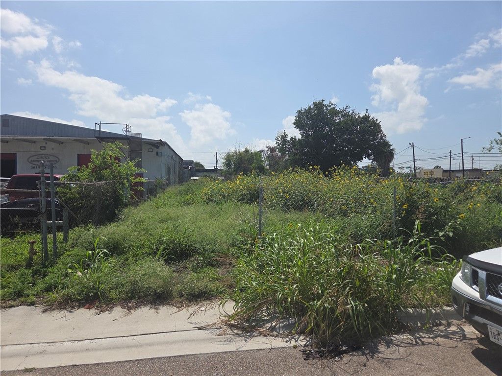 319 Waco St, Corpus Christi, TX 78401 — photo 2