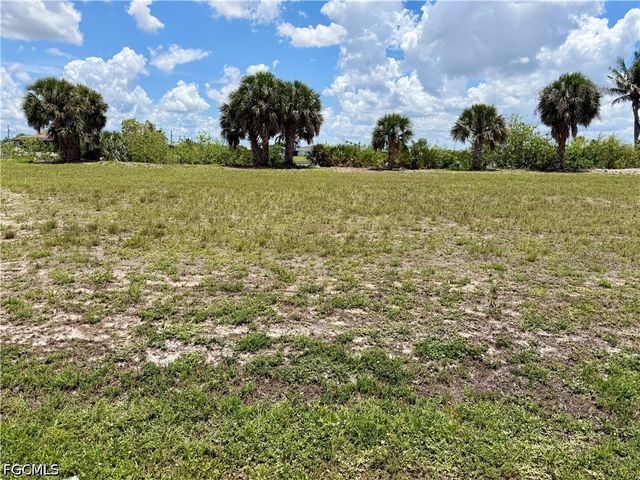 907 NW 19th PL, Cape Coral, FL 33993