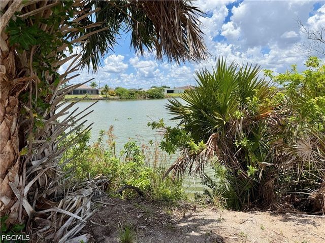 907 NW 19th PL, Cape Coral, FL 33993