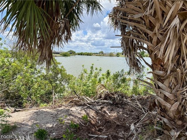 907 NW 19th PL, Cape Coral, FL 33993