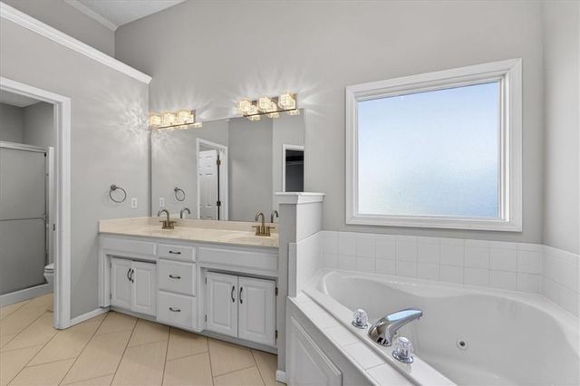 1008 SW Pacific Drive, Lee's Summit, MO 64081