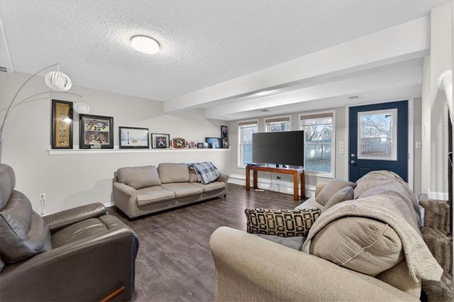 1008 SW Pacific Drive, Lee's Summit, MO 64081