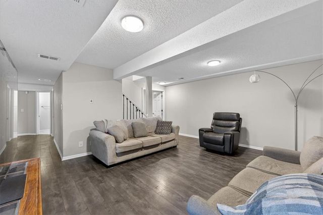 1008 SW Pacific Drive, Lee's Summit, MO 64081