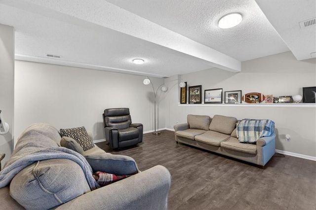 1008 SW Pacific Drive, Lee's Summit, MO 64081