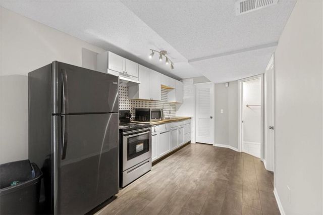 1008 SW Pacific Drive, Lee's Summit, MO 64081