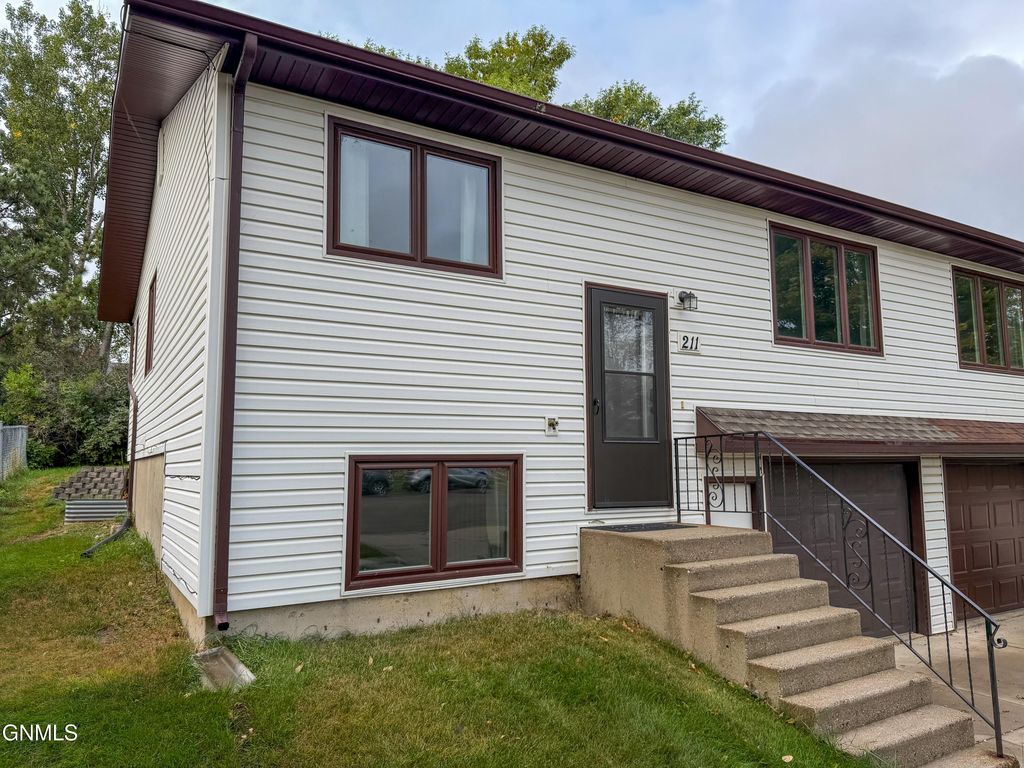 211 14th Street NE, Mandan, ND 58554 photo 2