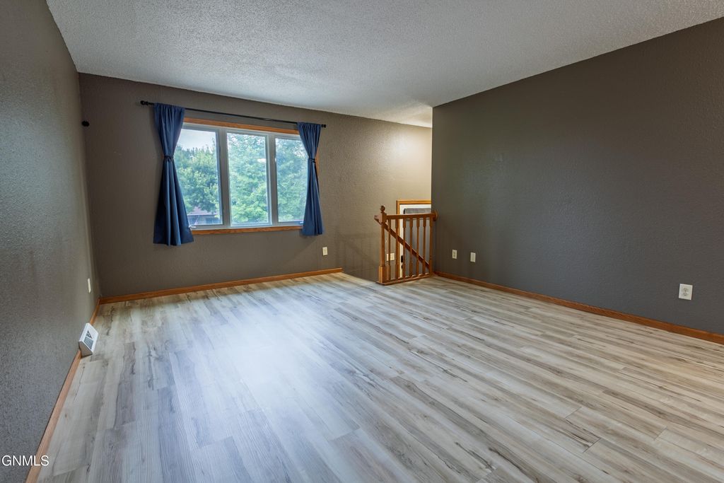 211 14th Street NE, Mandan, ND 58554 photo 3