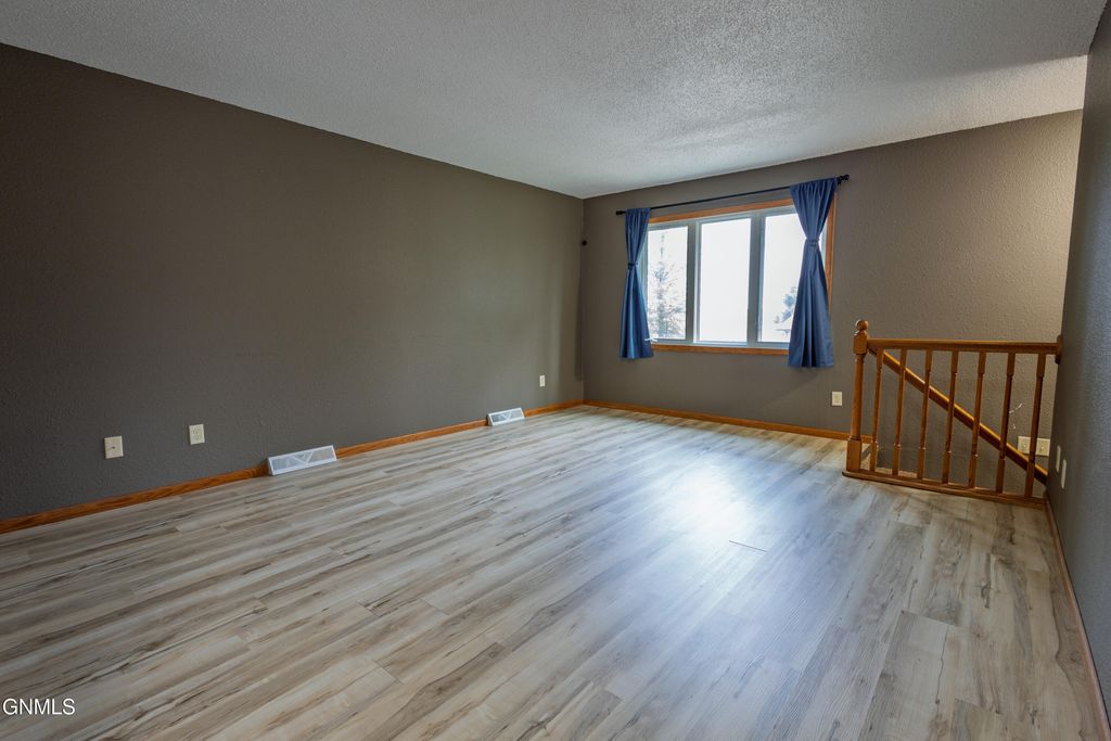211 14th Street NE, Mandan, ND 58554 photo 4
