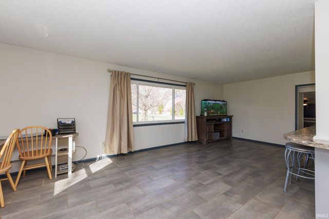 5822 W Hellis Drive, Muncie, IN 47304