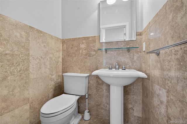 24 Bayville Avenue 1, Bayville, NY 11709