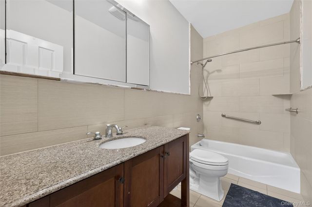 24 Bayville Avenue 1, Bayville, NY 11709