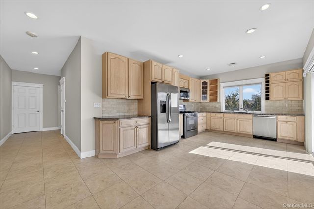 24 Bayville Avenue 1, Bayville, NY 11709