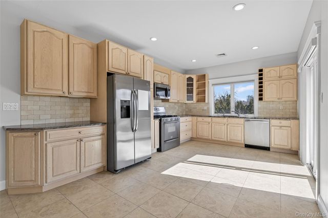 24 Bayville Avenue 1, Bayville, NY 11709