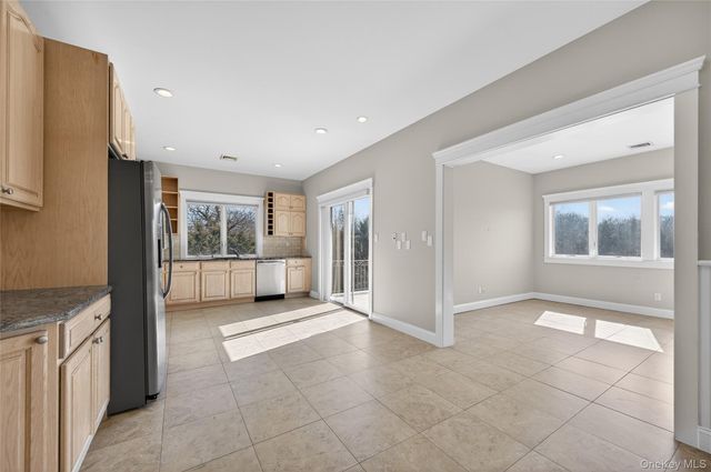 24 Bayville Avenue 1, Bayville, NY 11709