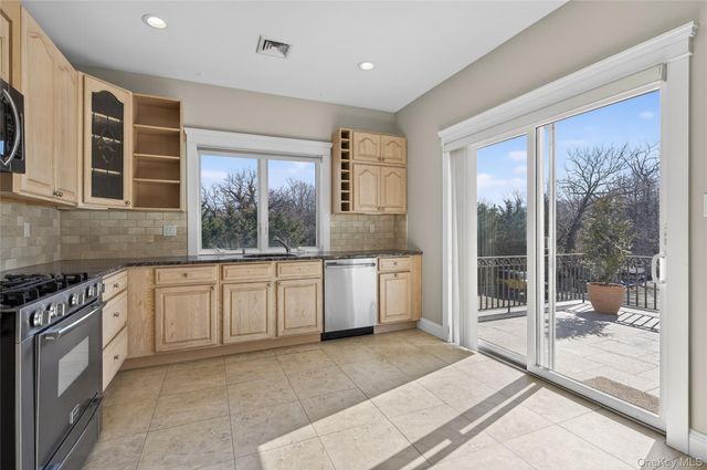 24 Bayville Avenue 1, Bayville, NY 11709