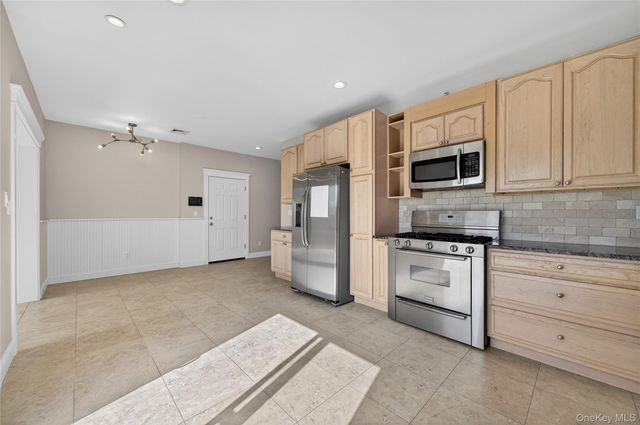 24 Bayville Avenue 1, Bayville, NY 11709