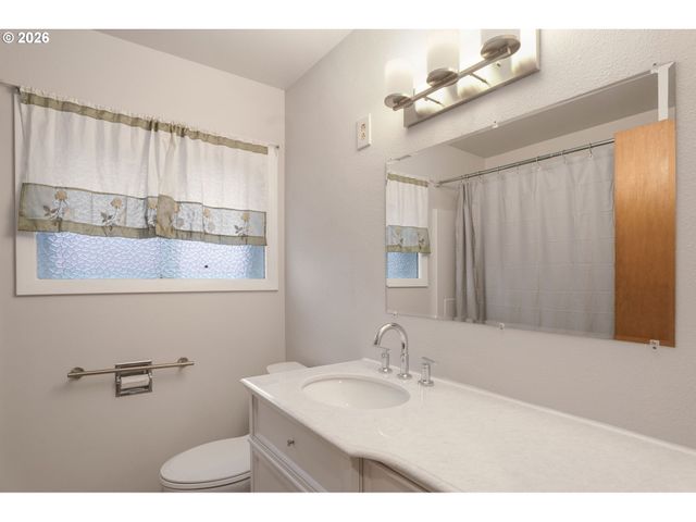 4212 Se GLENWOOD St, Portland, OR 97206