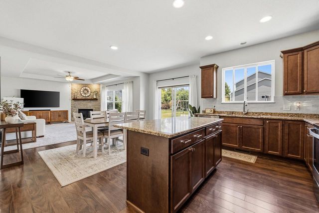 1298 Juniper LANE, Oconomowoc, WI 53066