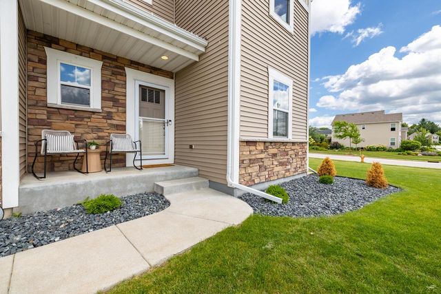 1298 Juniper LANE, Oconomowoc, WI 53066