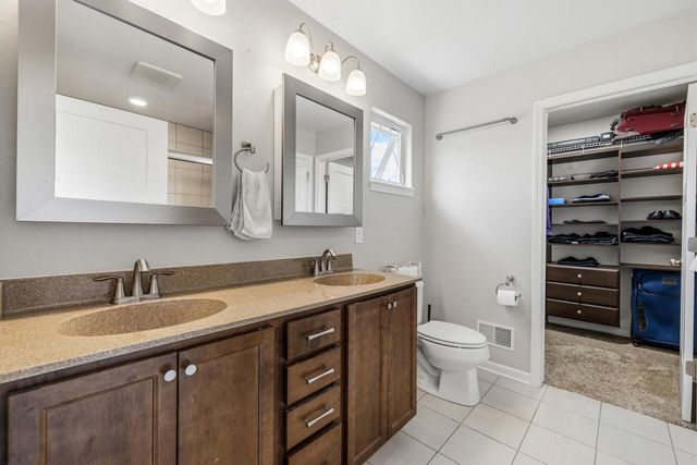 1298 Juniper LANE, Oconomowoc, WI 53066
