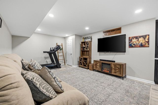 1298 Juniper LANE, Oconomowoc, WI 53066