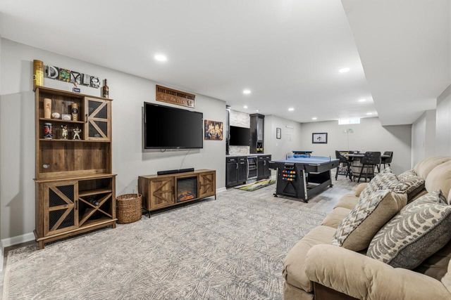1298 Juniper LANE, Oconomowoc, WI 53066