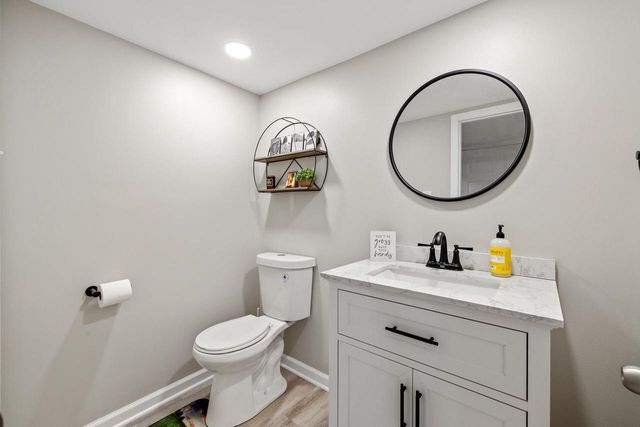 1298 Juniper LANE, Oconomowoc, WI 53066