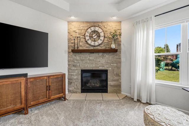 1298 Juniper LANE, Oconomowoc, WI 53066