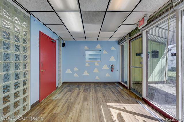 10440 W 9 Mile Road, Oak Park, MI 48237