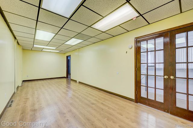 10440 W 9 Mile Road, Oak Park, MI 48237