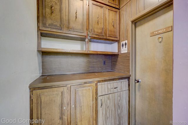 10440 W 9 Mile Road, Oak Park, MI 48237