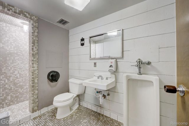 10440 W 9 Mile Road, Oak Park, MI 48237