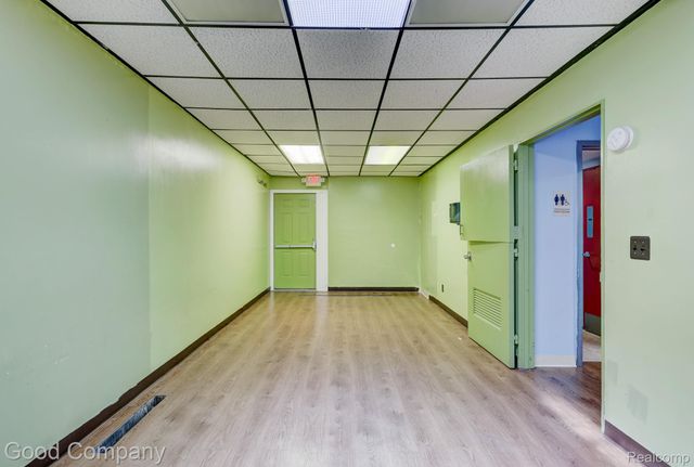 10440 W 9 Mile Road, Oak Park, MI 48237