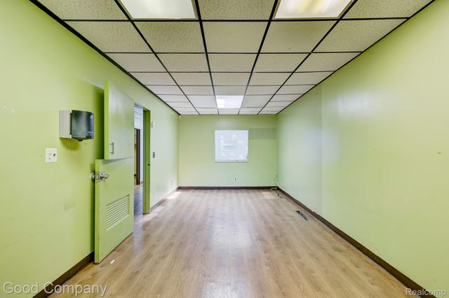 10440 W 9 Mile Road, Oak Park, MI 48237
