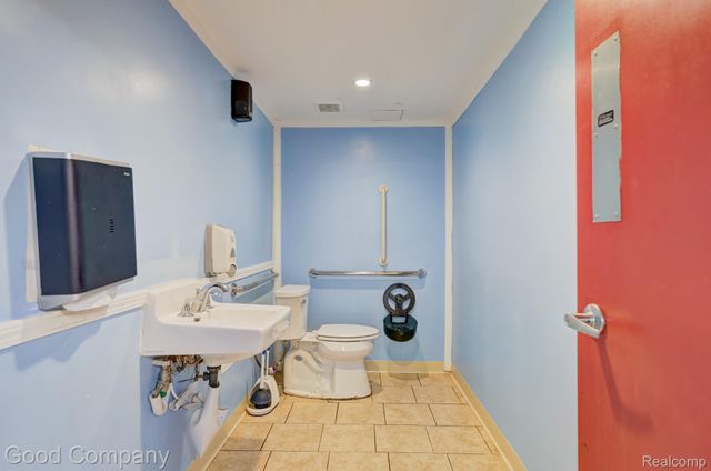 10440 W 9 Mile Road, Oak Park, MI 48237