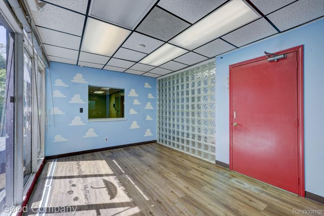 10440 W 9 Mile Road, Oak Park, MI 48237