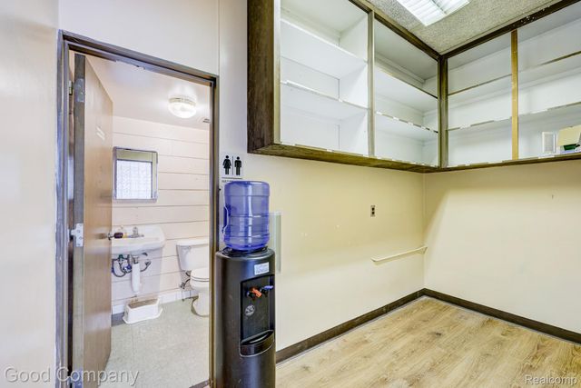 10440 W 9 Mile Road, Oak Park, MI 48237