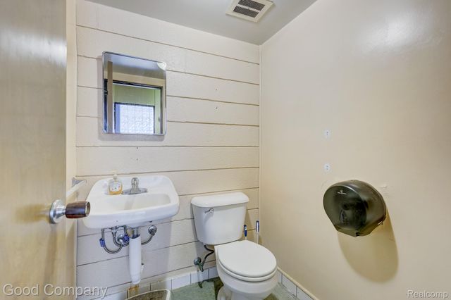 10440 W 9 Mile Road, Oak Park, MI 48237