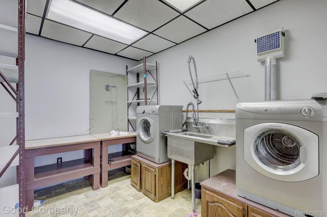 10440 W 9 Mile Road, Oak Park, MI 48237