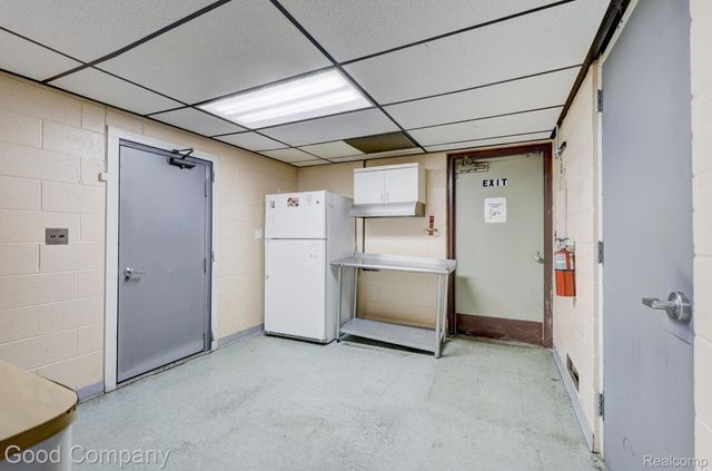 10440 W 9 Mile Road, Oak Park, MI 48237