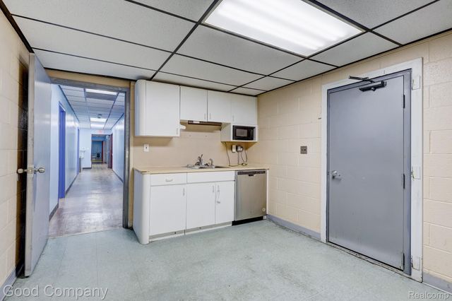 10440 W 9 Mile Road, Oak Park, MI 48237